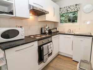 Cottage | Private kitchen | Fridge, microwave, stovetop, cookware/dishes/utensils