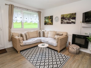 Cottage | Living area | TV, table tennis