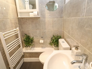 Cottage | Bathroom | Shower, hair dryer