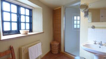 Cottage | Bathroom | Shower, hair dryer