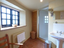 Cottage | Bathroom | Shower, hair dryer