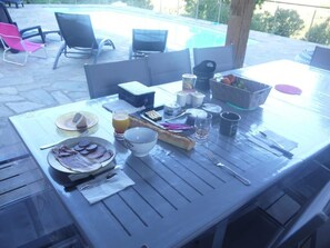 Free daily full breakfast