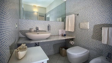 Triple Room | Bathroom | Shower, hair dryer, bidet, towels