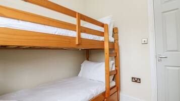 Cottage | 2 bedrooms, individually decorated, individually furnished, bed sheets