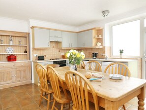 Cottage | Private kitchen | Fridge, dishwasher, electric kettle, toaster - The Coach House (Penzance)