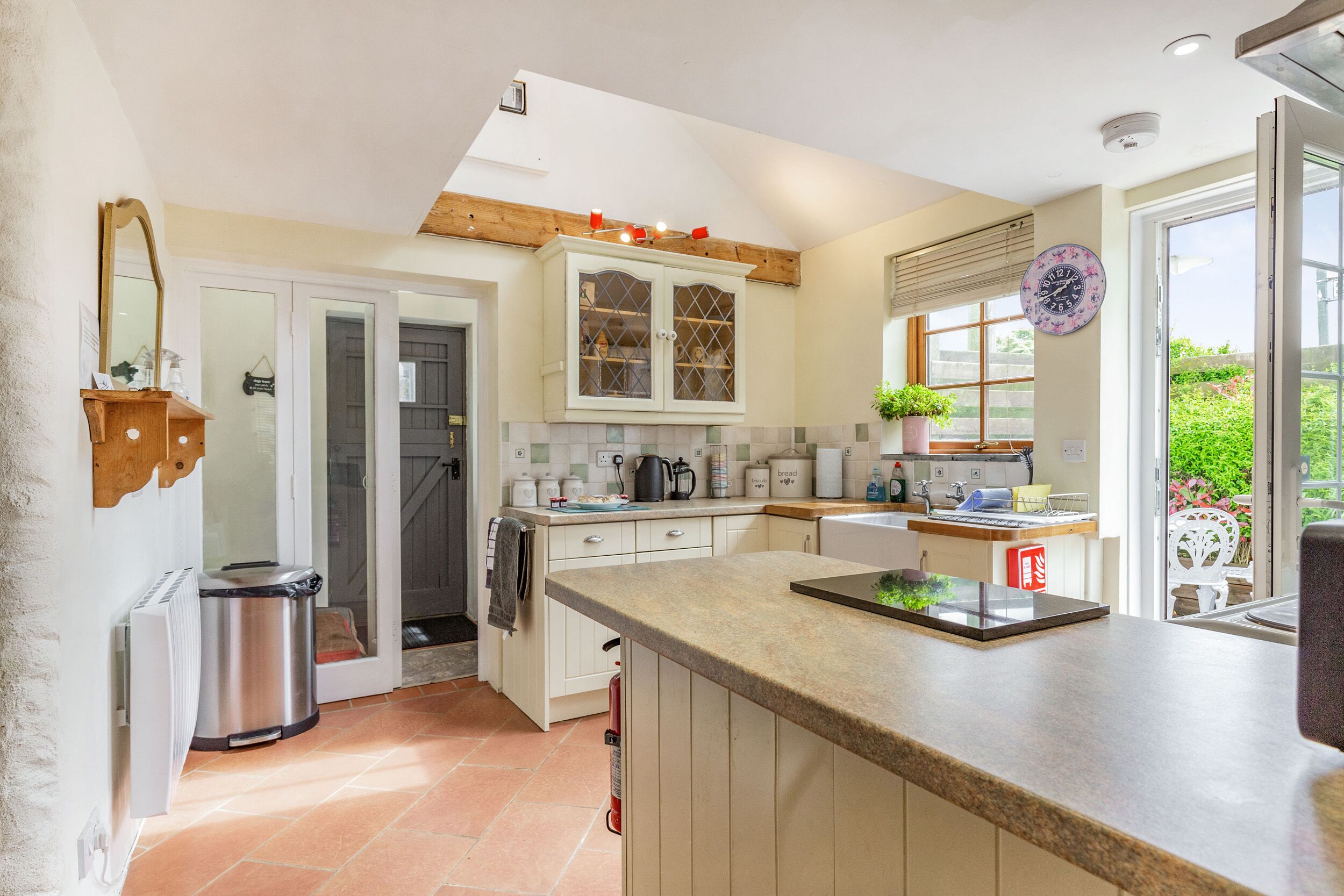 Cottage | Private kitchen | Electric kettle, toaster, cookware/dishes/utensils