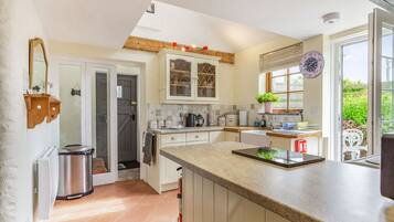 Cottage | Private kitchen | Electric kettle, toaster, cookware/dishes/utensils