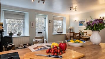 Cottage | Private kitchen | Microwave, stovetop, dishwasher, electric kettle