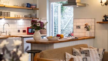 Cottage | Private kitchen | Microwave, stovetop, dishwasher, electric kettle