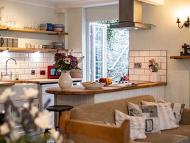 Cottage | Private kitchen | Microwave, stovetop, dishwasher, electric kettle