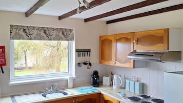 Habitación | Cocina privada | Refrigerador con congelador, microondas, horno y parrilla de estufa
