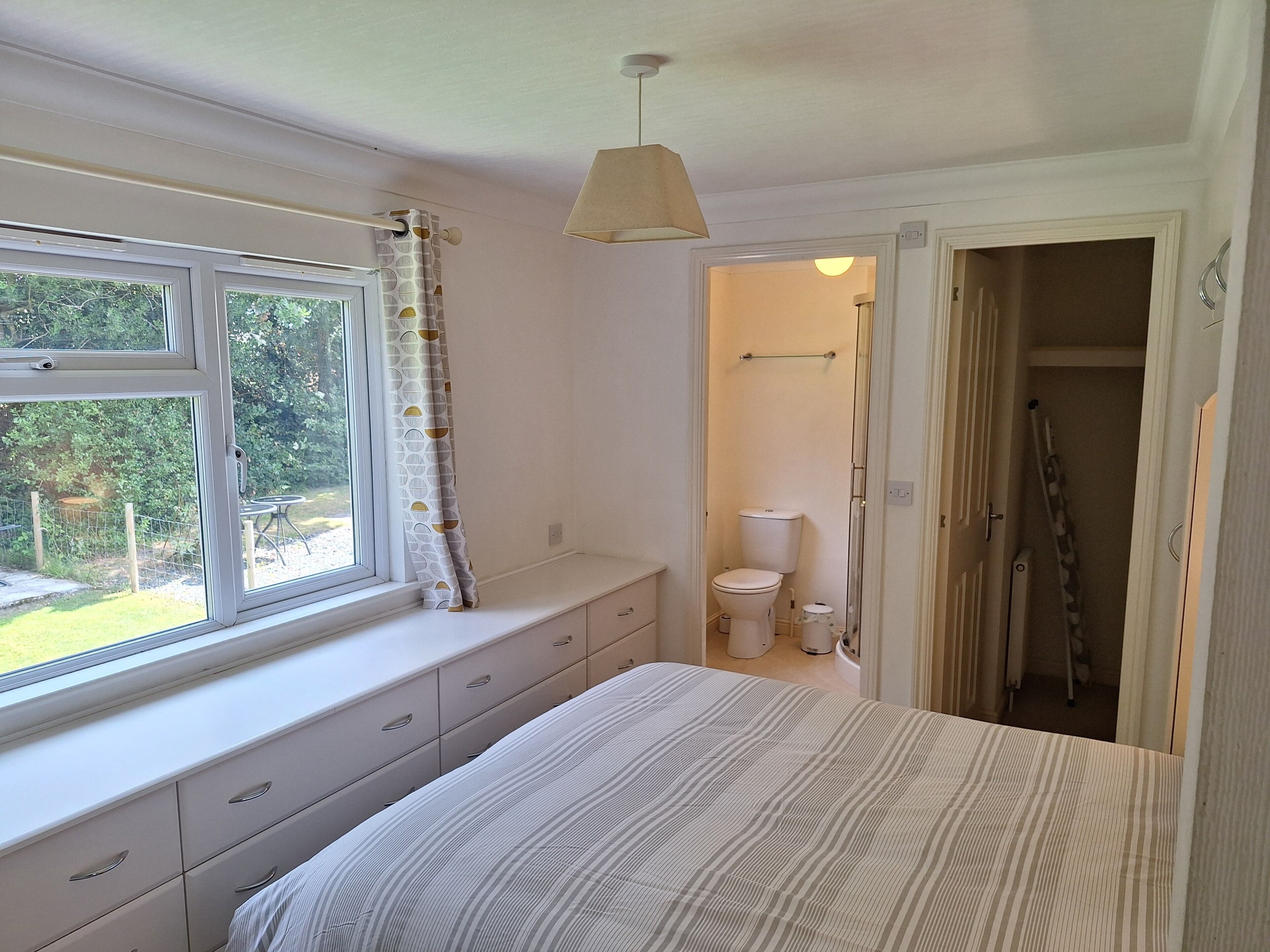 2 chambres, fer et planche à repasser, décoration personnalisée