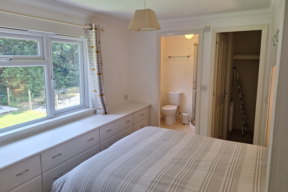 2 chambres, fer et planche à repasser, décoration personnalisée
