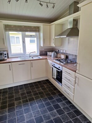 Willow Lodge | Private kitchen | Full-size fridge, microwave, oven, stovetop