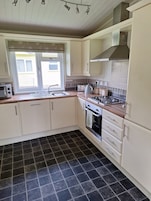 Refrigerador con freezer, microondas, horno, placa de cocina