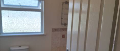 A bathroom with a toilet, sink, and bathtub.