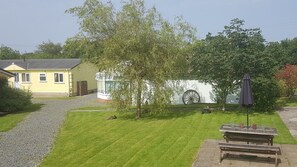 Outdoor dining - Thornbury Holiday Park (Holsworthy)