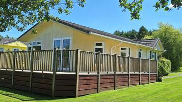 Willow Lodge | 2 bedrooms, individually decorated, individually furnished