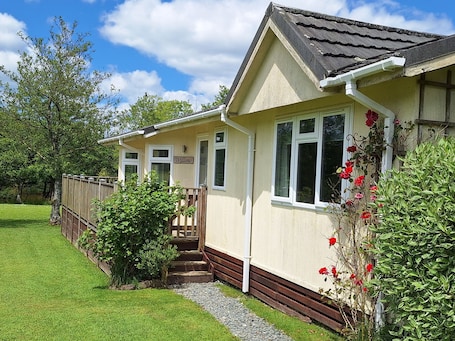 Willow Lodge | 2 bedrooms, individually decorated, individually furnished. Thornbury Holiday Park