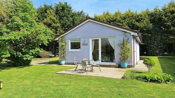Walnut Bungalow | 2 bedrooms, individually decorated, individually furnished