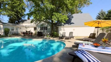 Lämmitetty uima-allas