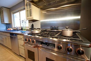 冷蔵庫、電子レンジ、オーブン、コンロ