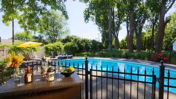 Lämmitetty uima-allas