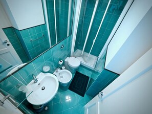 Appartement, 1 chambre | Salle de bain | Douche, articles de toilette (gratuits), séchoir à cheveux, bidet