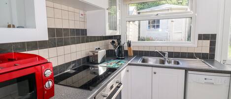 Cottage | Private kitchen | Microwave, stovetop, dishwasher, electric kettle