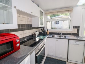 Cottage | Private kitchen | Microwave, stovetop, dishwasher, electric kettle - Driftwood (Wadebridge)