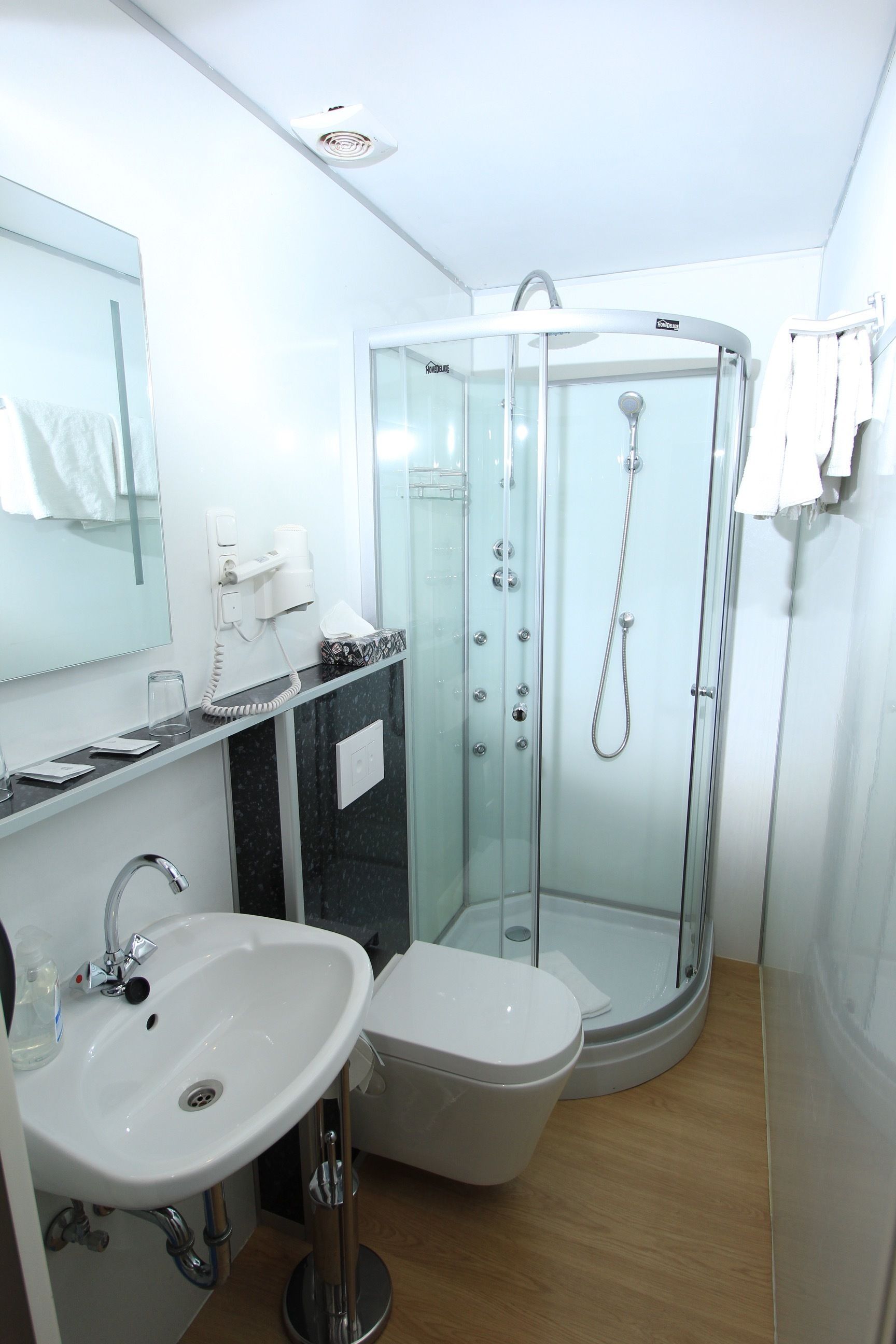 standard double room | bathroom | shower, free toiletries, hair dryer, towels