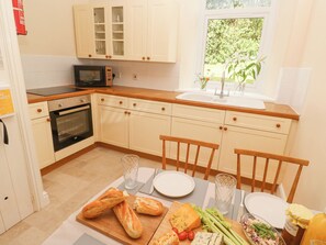 Cottage | Cuisine privée | Réfrigérateur, micro-ondes, plaque de cuisson, bouilloire électrique
