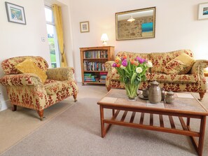 Cottage | Living area | TV, DVD player - Seaview (Seaview)