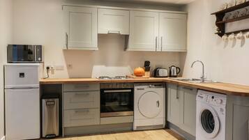 Cottage | Private kitchen | Microwave, stovetop, dishwasher, electric kettle