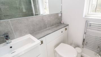 Feriehus | Badeværelse | Bruser, hårtørrer