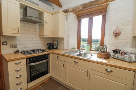 Cottage | Private kitchen | Dishwasher, cookware/dishes/utensils