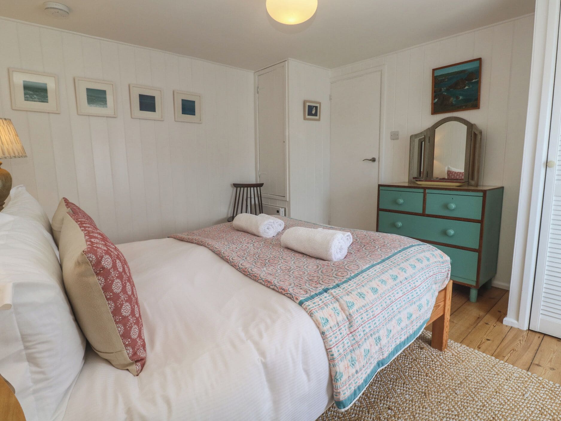 2 habitaciones, decoración personalizada y muebles diferentes 