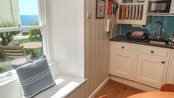 Cottage | Private kitchen | Dishwasher, cookware/dishes/utensils