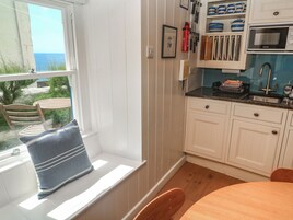 Cottage | Private kitchen | Dishwasher, cookware/dishes/utensils