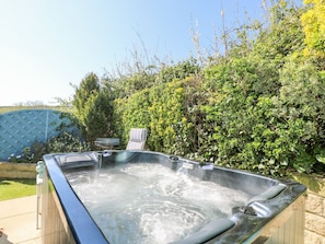 Cottage | Outdoor spa tub
