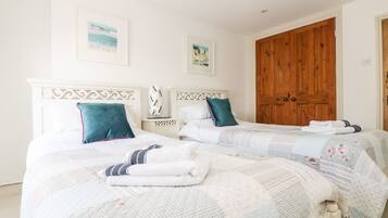 Cottage | 2 bedrooms, individually decorated, individually furnished, free WiFi