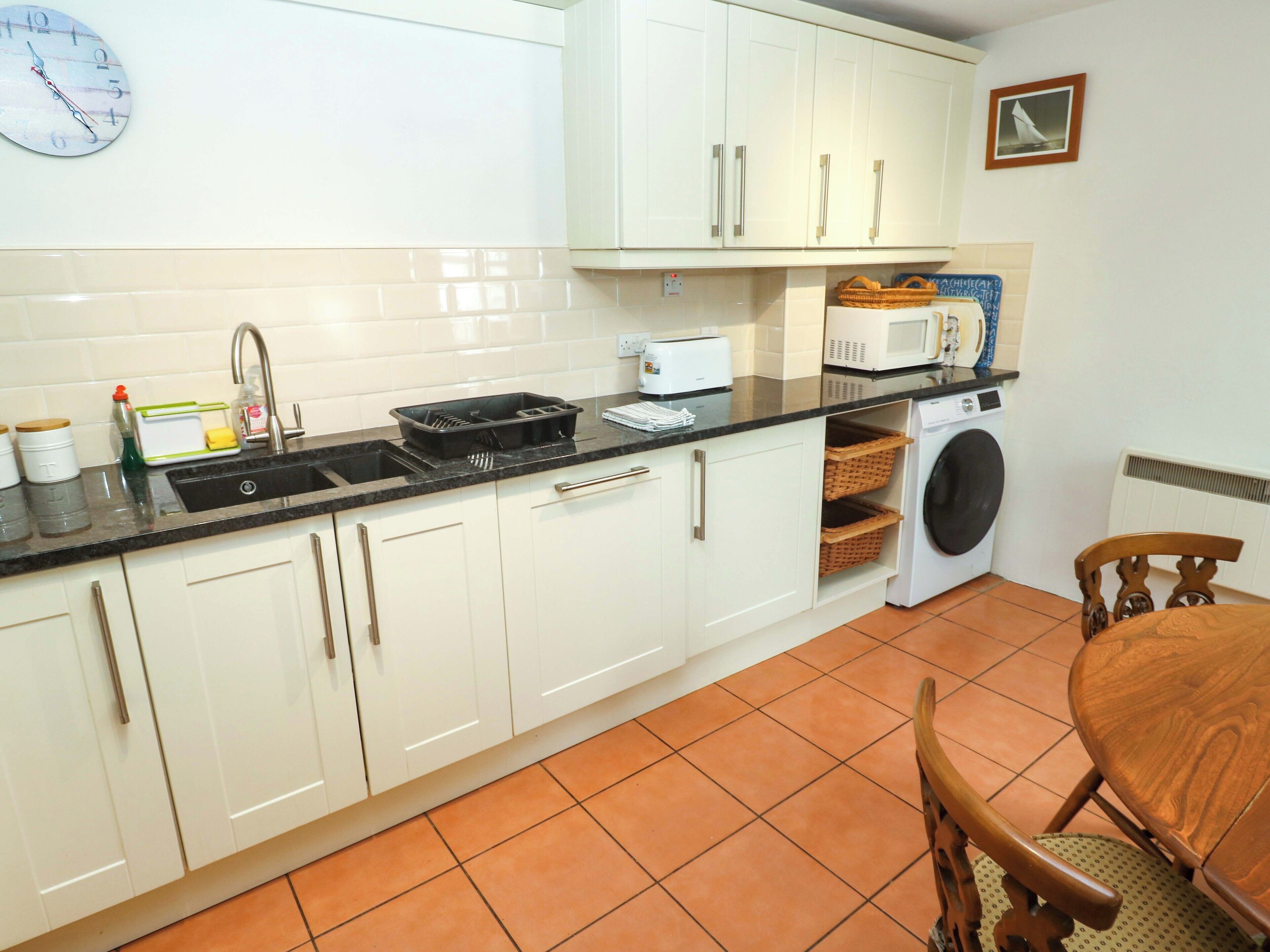 Cottage | Private kitchen | Dishwasher, cookware/dishes/utensils