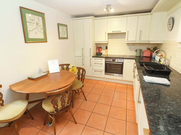 Cottage | Private kitchen | Dishwasher, cookware/dishes/utensils