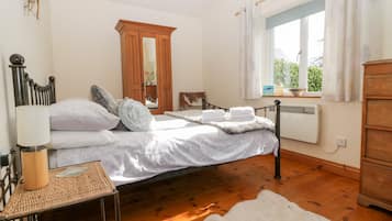 Cottage | 2 bedrooms, individually decorated, individually furnished, free WiFi