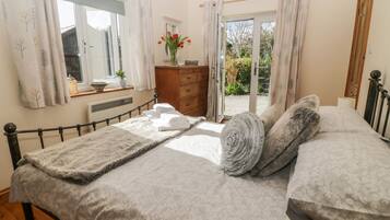 Cottage | 2 bedrooms, individually decorated, individually furnished, free WiFi