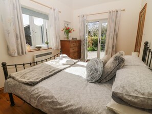 Cottage | 2 bedrooms, individually decorated, individually furnished, free WiFi - Honeysuckle Cottage (Helston)