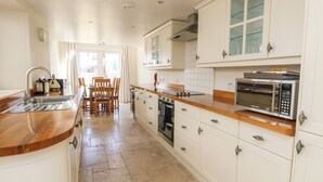 Cottage | Bếp riêng | Máy rửa bát, dụng cụ nấu nướng/bát dĩa/dao nĩa 