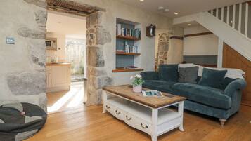 Cottage | Living area | TV