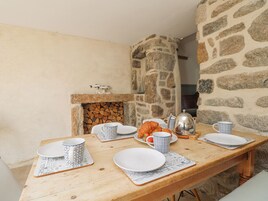 Cottage | Dining