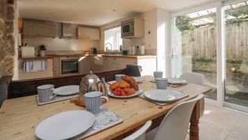 Cottage | Private kitchen | Dishwasher, cookware/dishes/utensils